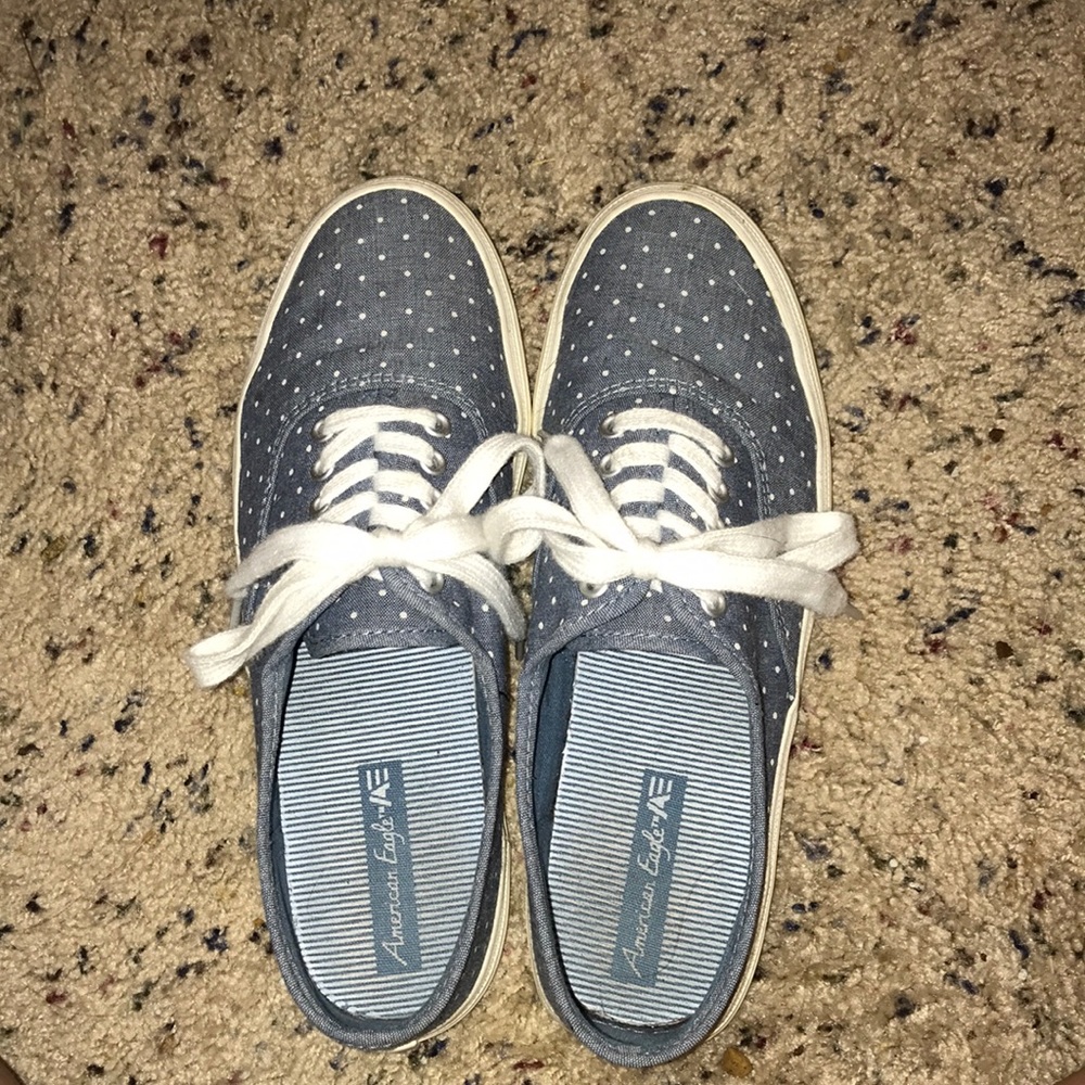 Tennis shoes